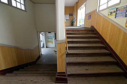 天竜浜名湖鉄道・尾奈駅の木造駅舎、階段