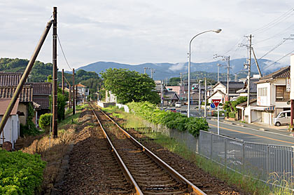 天竜浜名湖鉄道・天浜線、尾奈駅近くの築堤上の線路