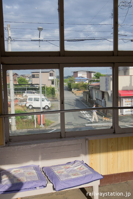 天浜線・尾奈駅の待合室から見た駅前、奥には浜名湖が…