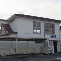 天竜浜名湖鉄道・尾奈駅の木造駅舎、階段がある側面