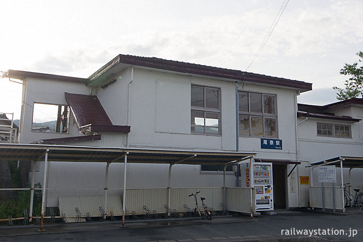天竜浜名湖鉄道・尾奈駅の木造駅舎、階段がある側面