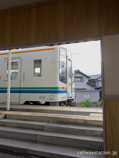 天竜浜名湖鉄道、尾奈駅に到着したTHTH2100形気動車