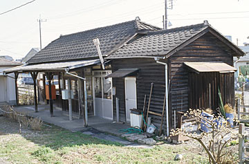 東武鉄道・日光線・合戦場駅の木造駅舎、ホーム側