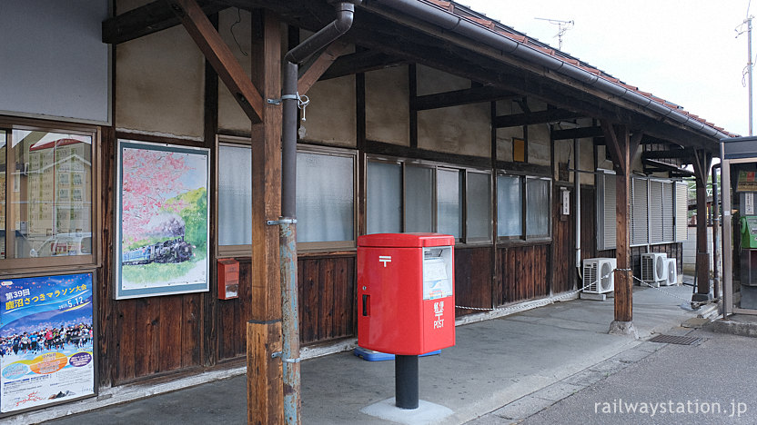 東武伊勢崎線・木崎駅、古い造り残す木造駅舎