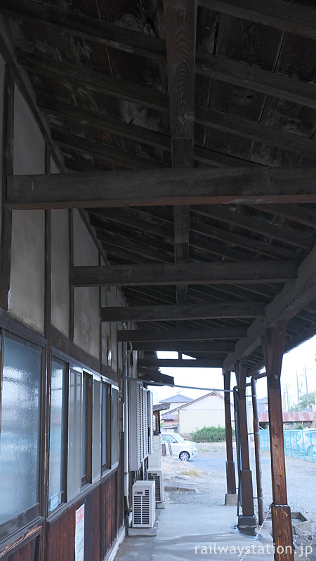東武鉄道、木造駅舎残る木崎駅。軒や柱、壁など古い木の造り
