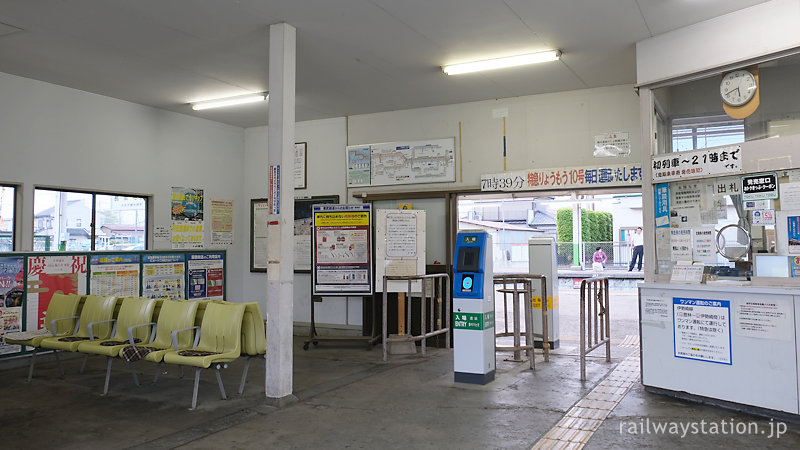 東武鉄道・伊勢崎線・木崎駅待合室と出札口