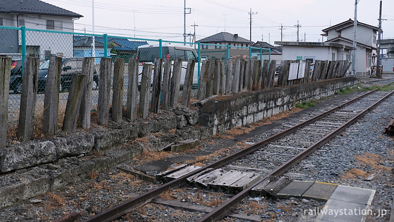 東武鉄道・伊勢崎線・木崎駅、石積みの側線ホーム跡