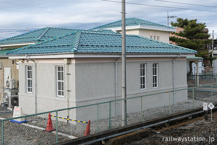 東武・南宇都宮駅のトイレ。宇都宮らしく大谷石の外壁