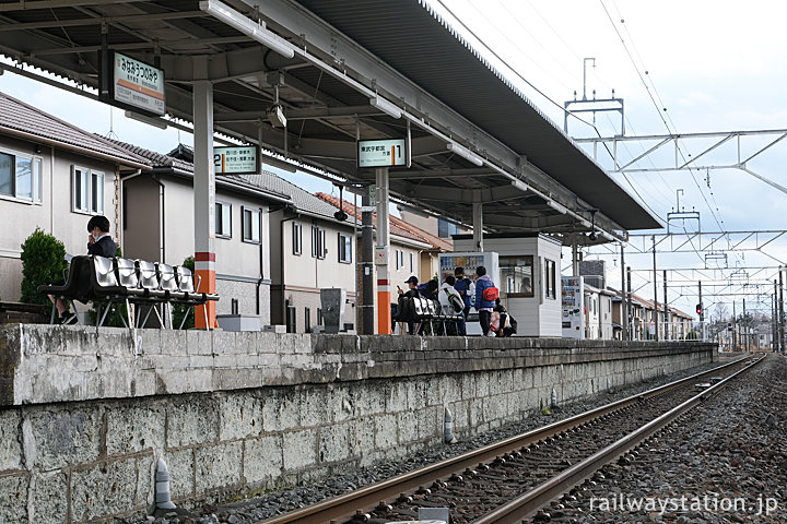 宇都宮線・南宇都宮駅ホーム、東武鉄道の駅でよくる大谷石積み