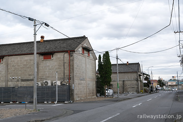 大谷石の街・宇都宮市、南宇都宮駅前の大谷石の倉庫