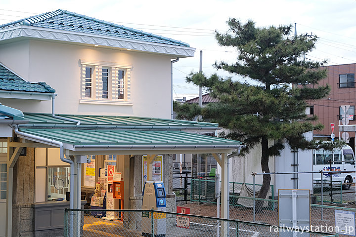 東武鉄道、レトロな洋風駅舎のある南宇都宮駅と松の木