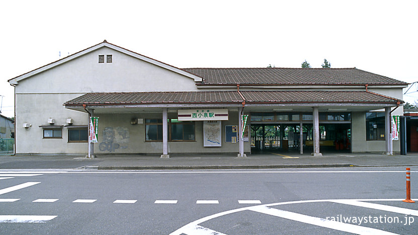 東武鉄道・小泉線の終着駅、西小泉駅の威風堂々たる駅舎