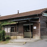 東武鉄道・小泉線、篠塚駅の木造駅舎