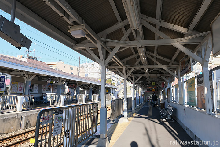 東急電鉄池上線・石川台駅、蒲田方面の1番ホームの木造上屋