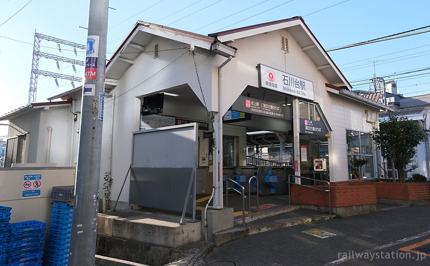 東急電鉄池上線・石川台駅、1番線側の木造駅舎