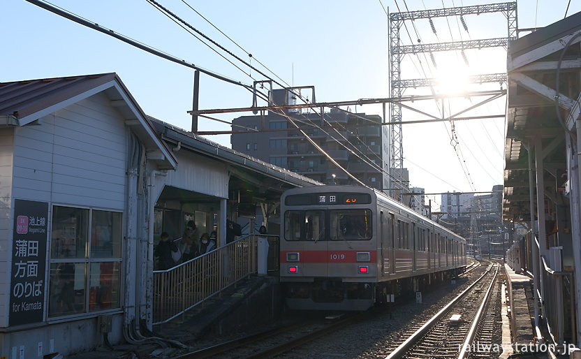 東急電鉄池上線・1000系電車が入線した石川台駅