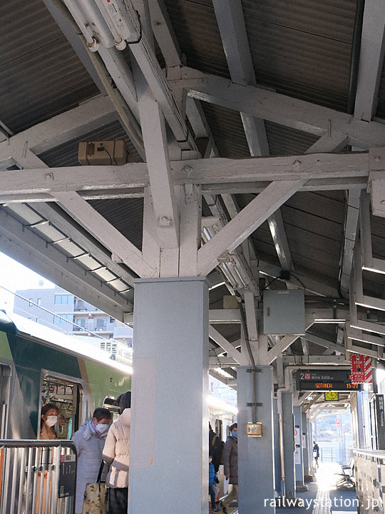 東急池上線・石川台駅、2番線の木造上屋