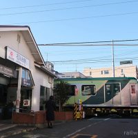 東急電鉄池上線・石川台駅、駅前を塞ぐ7000系電車