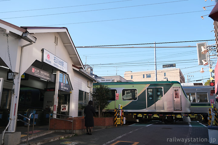 東急電鉄池上線・石川台駅、駅前を塞ぐ7000系電車