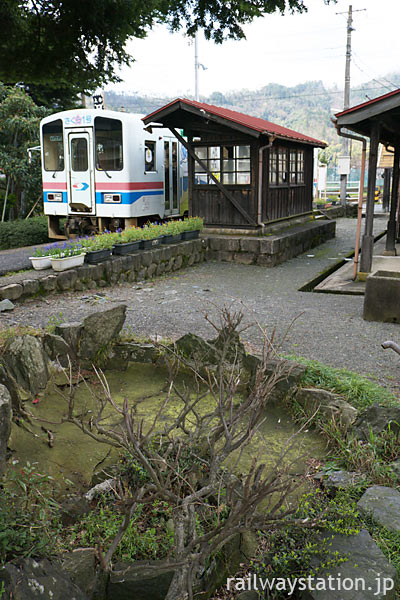 若桜鉄道・安部駅に入線した列車と駅構内に残る枯れた池のある庭園跡