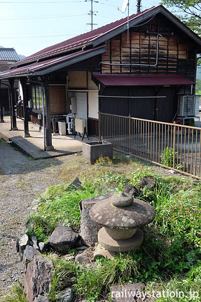 若桜鉄道・安部駅構内の枯池の灯篭と木造駅舎