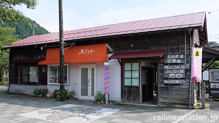 若桜鉄道・安部駅、登録有形文化財となった木造駅舎には理髪店が入居。