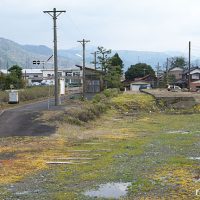 若桜鉄道・八東駅、遺跡のように埋もれた側線ホーム跡