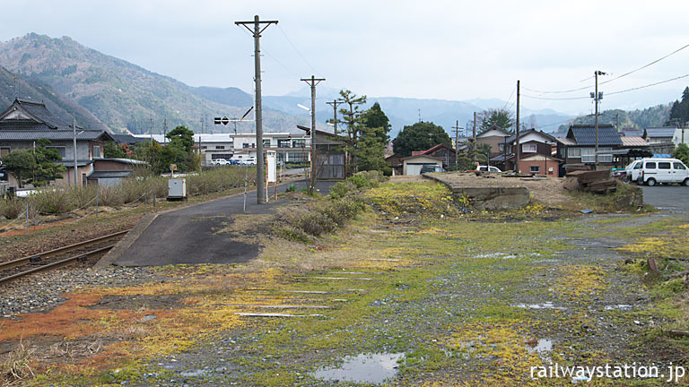 若桜鉄道・八東駅、遺跡のように埋もれた側線ホーム跡