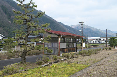 若桜鉄道・若桜線・八東駅ホーム、木造待合室