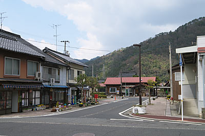 若桜鉄道・若桜線・八東駅、駅前の街並み