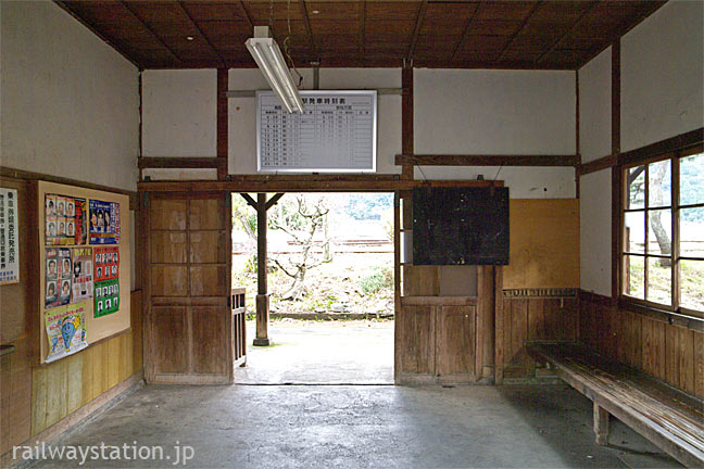 鳥取県八頭町。若桜鉄道・若桜線、八東駅の木造駅舎、待合室