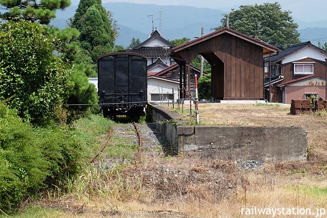 若桜鉄道・八東駅の側線ホーム跡、木造の上屋が復元されワフ3500形が保存