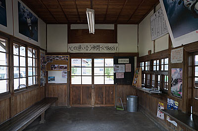 若桜鉄道・隼駅の木造駅舎、待合室