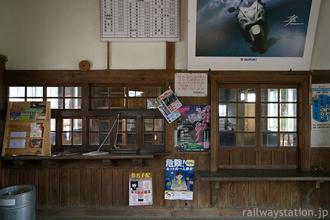 若桜鉄道・隼駅の木造駅舎、原形をよく留めた窓口跡