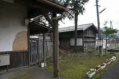 若桜鉄道・隼駅、木造の古い倉庫