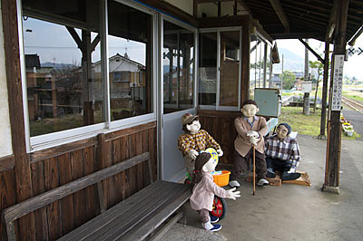 若桜鉄道・隼駅、ホームに置かれた人形