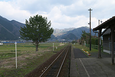 若桜鉄道・隼駅、のどかなプラットホームの風景