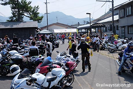 鳥取県八頭町、隼駅まつりの風景。多くのGSX1300R隼で賑わう