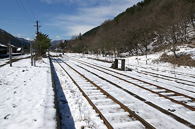 わ鉄、3月で薄っすらと雪を被った足尾駅構内と側線跡