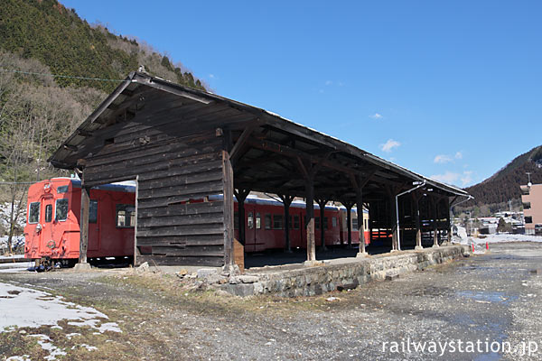 わ鉄・足尾駅、側線ホーム跡、木の貨物上屋と静態保存車両