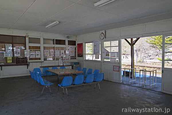 わたらせ渓谷鉄道・足尾駅の木造駅舎、広々とした待合室