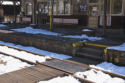 わたらせ渓谷鉄道・足尾駅、構内通路と石積みのプラットホーム