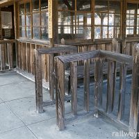 上神梅駅 (わたらせ渓谷鉄道)～使い込まれた木の質感が味わい深い純木造駅舎