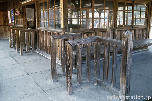 わたらせ渓谷鉄道・上神梅駅、木の質感溢れる木造駅舎と改札口