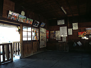 わたらせ渓谷鉄道・上神梅駅、駅舎待合室