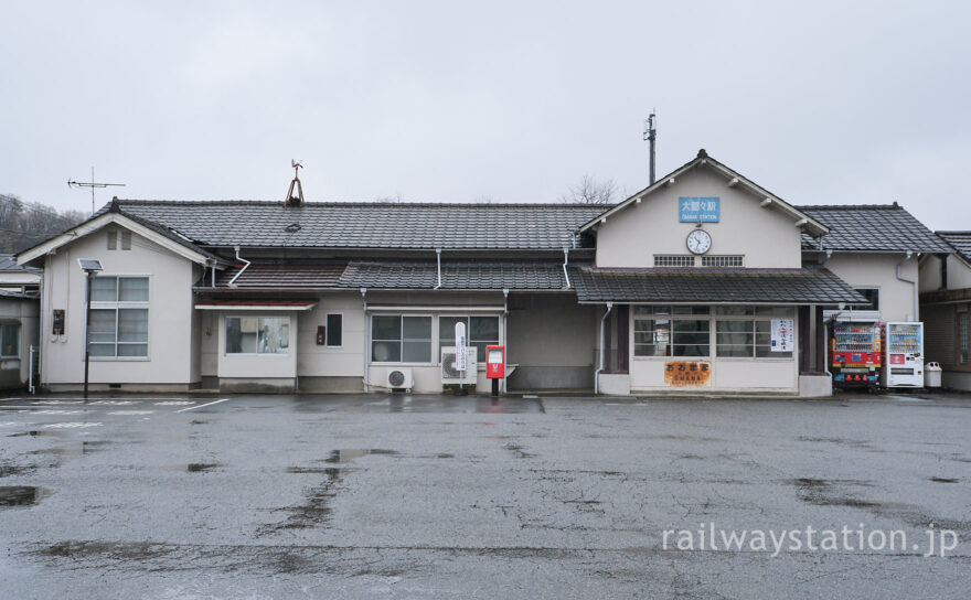 国鉄主要駅らしさ残す木造駅舎、わたらせ渓谷鐵道・大間々駅。