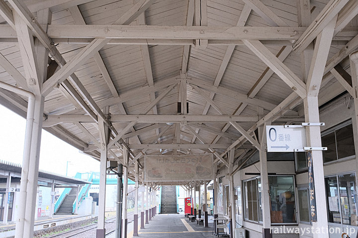 わたらせ渓谷鐡道・1番線の木造上屋が見事な大間々駅