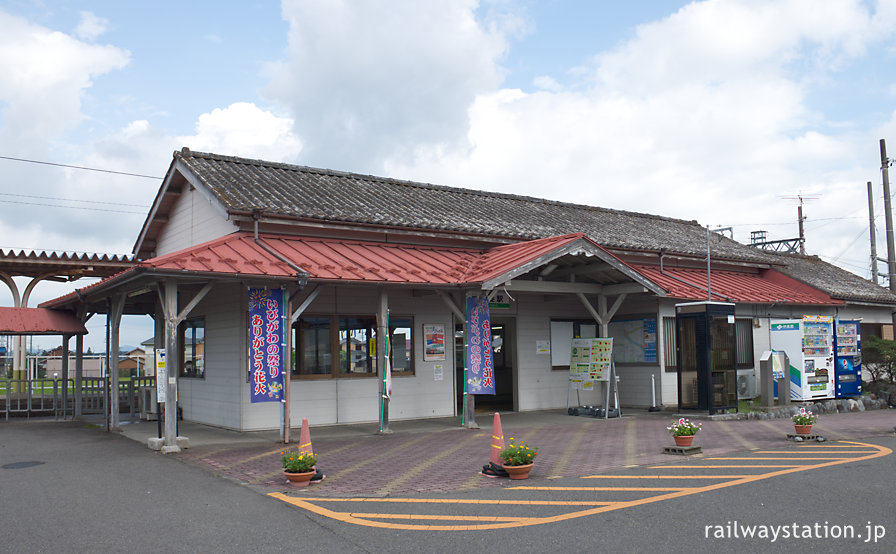 養老鉄道の終着駅・揖斐駅、古い木造駅舎が残る