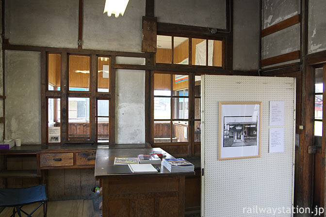 山形鉄道・フラワー長井線・西大塚駅、旧駅事務室の窓口裏側