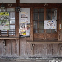 山形鉄道・羽前成田駅の木造駅舎、昔のままの窓口跡